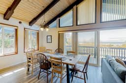 Quaint Dog Friendly Escape Near Town and Beach with Ocean Views and High Speed WiFi
