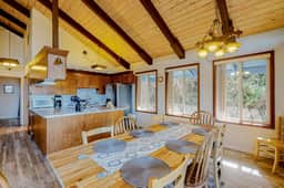 Quaint Dog Friendly Escape Near Town and Beach with Ocean Views and High Speed WiFi