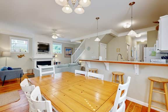 Bella Beach Home with private hot tub walk to beach park and cafe
