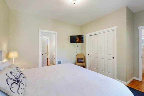 Bella Beach Home with private hot tub walk to beach park and cafe