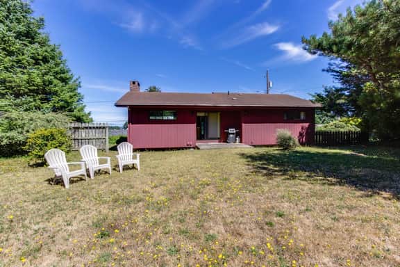 Cozy hilltop home with ocean views and game tables 3 blocks from the beach