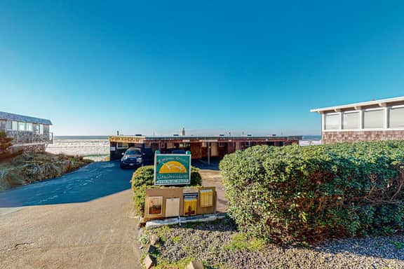Elegant Condo with Beautiful Ocean Views and Nearby Beach Access