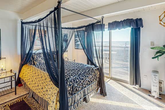 Elegant Condo with Beautiful Ocean Views and Nearby Beach Access