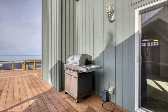 Gorgeous Retreat with Separate Cottage Private Hot Tub and Close Beach Access