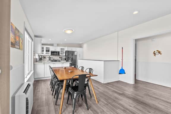 Gorgeous Retreat with Separate Cottage Private Hot Tub and Close Beach Access