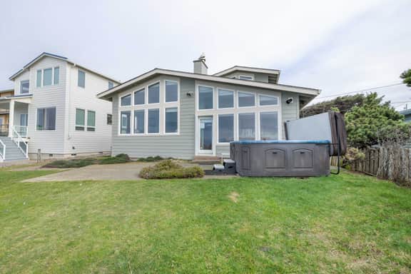 Oceanfront house with private hot tub and amazing ocean views