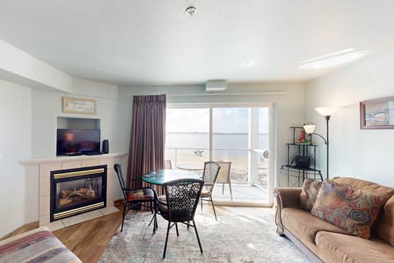 Historic Taft District condo with dazzling bay views fireplace and washer dryer