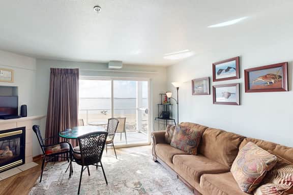 Historic Taft District condo with dazzling bay views fireplace and washer dryer