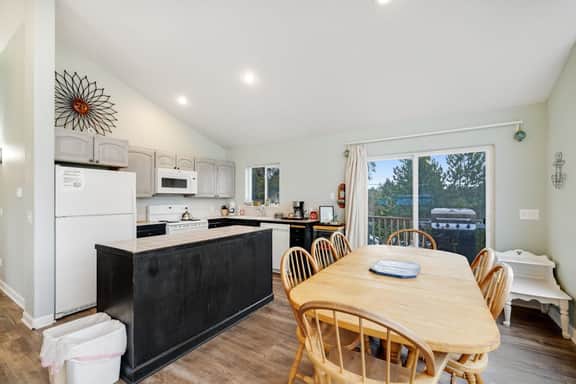 Spacious House with Partial Ocean Views Quiet Location and Two Living Rooms