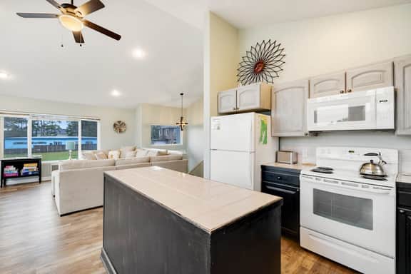 Spacious House with Partial Ocean Views Quiet Location and Two Living Rooms