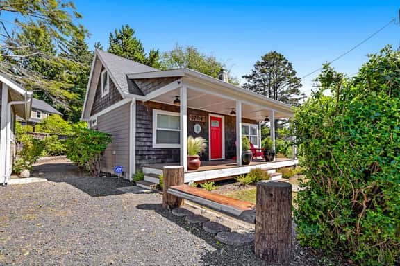 Cottage de la Mer House in Lincoln City with serene porch walk to the beach
