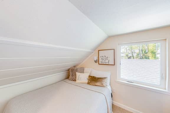 Cottage de la Mer House in Lincoln City with serene porch walk to the beach