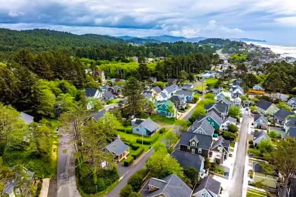 Cottage de la Mer House in Lincoln City with serene porch walk to the beach