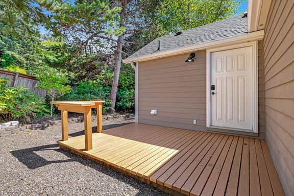 Cottage de la Mer House in Lincoln City with serene porch walk to the beach