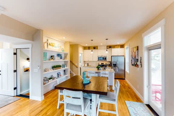 Charming three story getaway with two cozy living areas walk to the beach