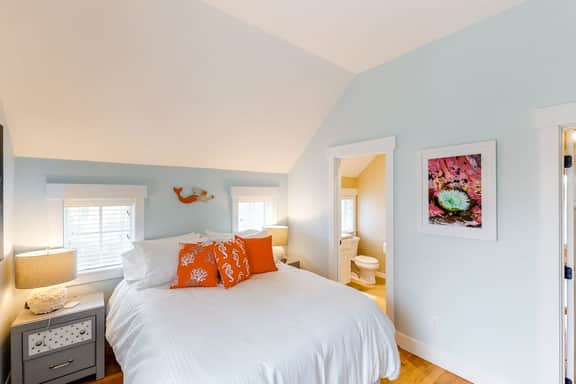 Charming three story getaway with two cozy living areas walk to the beach