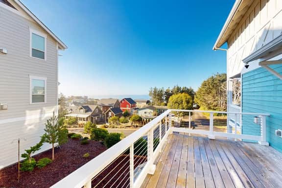 Beautiful family friendly home with private hot tub walk to beach shared pool