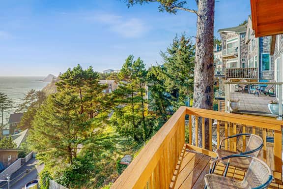 Perfect oceanside getaway with magnificent ocean views and beach nearby
