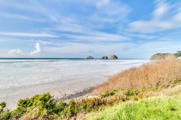 Perfect oceanside getaway with magnificent ocean views and beach nearby