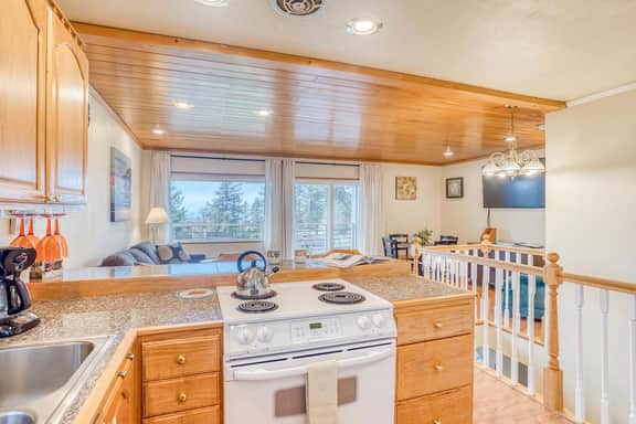 Welcoming Condo with Ocean Views and Private Hot Tub Short Walk to the Beach