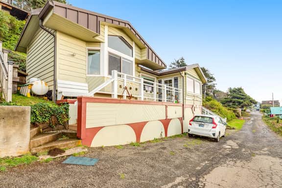 Nautical Themed Family Friendly Beach House with Three Arches View