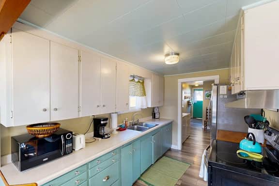 Quiet beach cottage with full kitchen and internet prime central locale