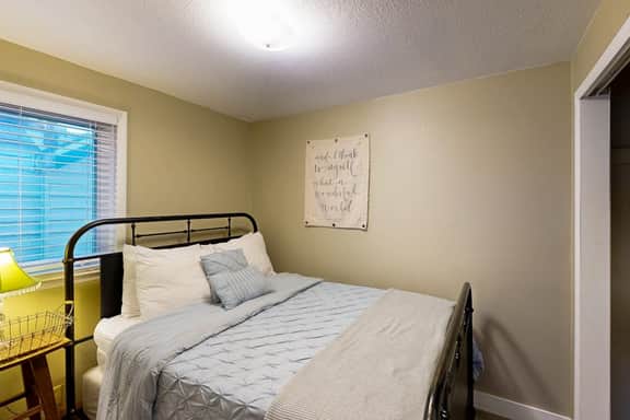 Quiet beach cottage with full kitchen and internet prime central locale