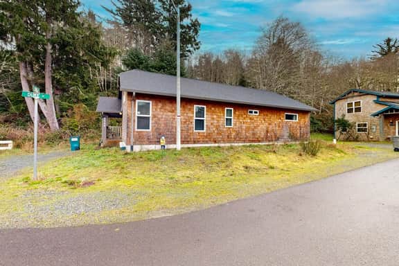 New House in Quiet Location with Modern Amenities near Beach Lake and Town