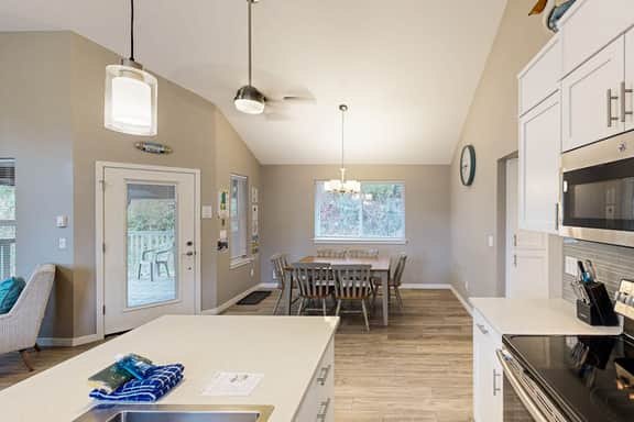 New House in Quiet Location with Modern Amenities near Beach Lake and Town