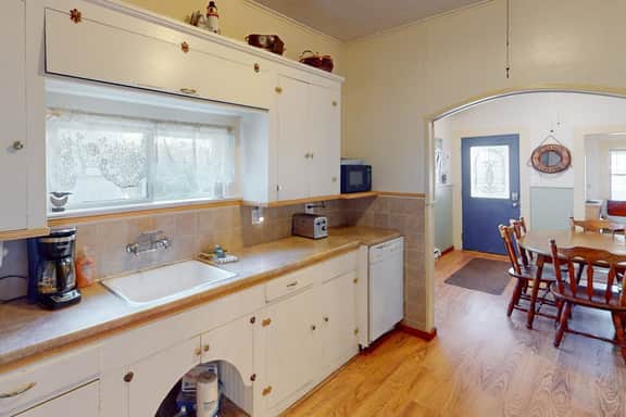 Charming Cottage with Central Location Mountain Views and Beach Access Across Street