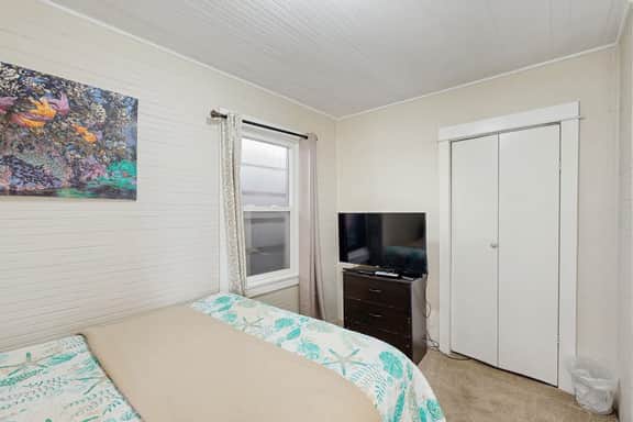 Modern Dog Friendly Cottage in a Great Location Minutes to Downtown and Beach