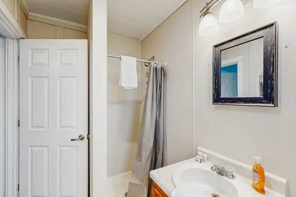 Modern Dog Friendly Cottage in a Great Location Minutes to Downtown and Beach