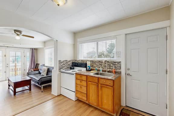 Charming Dog Friendly Home Close to Shops and Restaurants Minutes to Beach