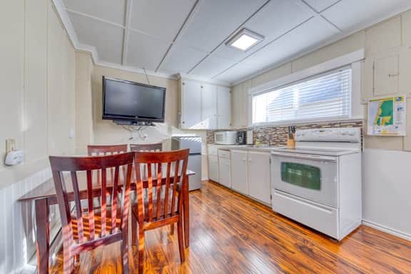 Seven Cozy Cottages Minutes to Beach and Downtown Dogs Welcome