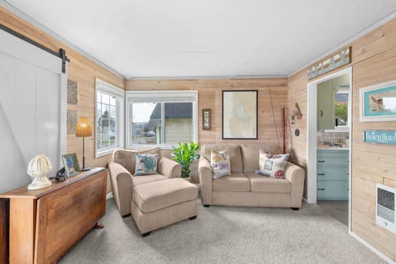Coastal cottage in Rockaway Beach, steps to ocean