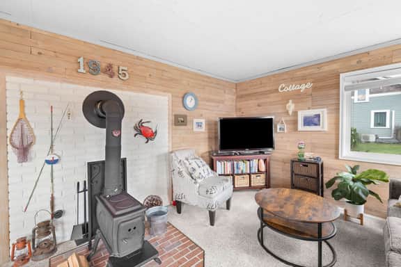 Coastal cottage in Rockaway Beach, steps to ocean