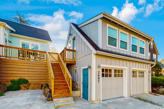 Family friendly home close to ocean private hot tub fireplace and WIFI