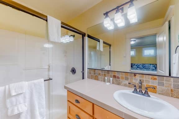 Beautiful Craftsman home with private hot tub and pool table walk to beach