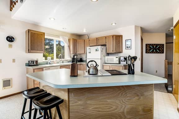 Lake view getaway steps from beach with WiFi and private washer dryer
