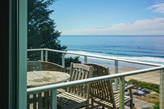 Huge dog friendly castle with ocean view decks 5 minutes to the beach