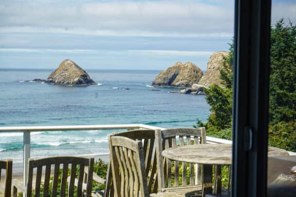 Huge dog friendly castle with ocean view decks 5 minutes to the beach