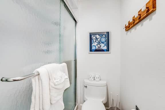 Vibrant polished condo with oceanfront views patio and with easy beach access