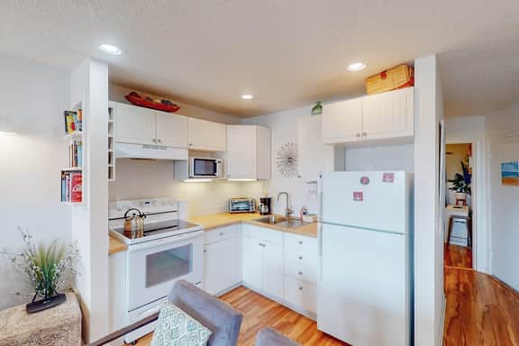 Studio with ocean views wifi washer dryer and gas fireplace