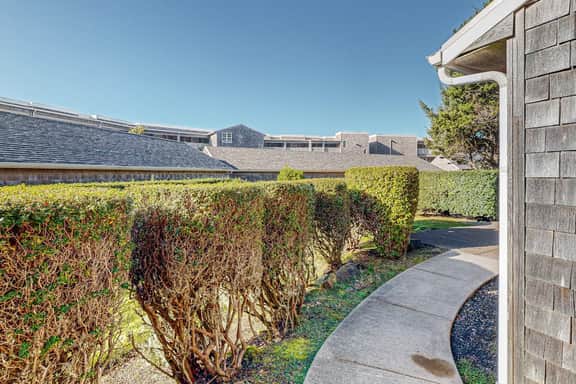 Luxury Waterfront Condo with Shared Hot Tub Pool and Ocean Views