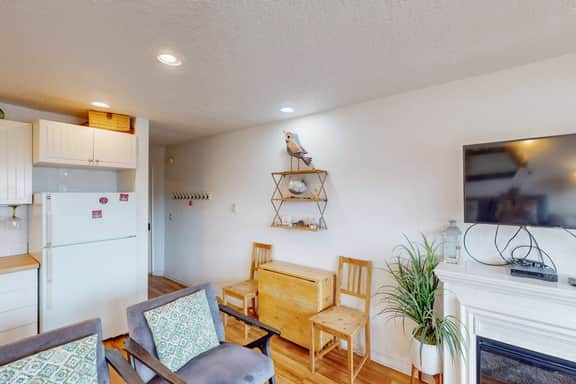 Studio with ocean views wifi washer dryer and gas fireplace