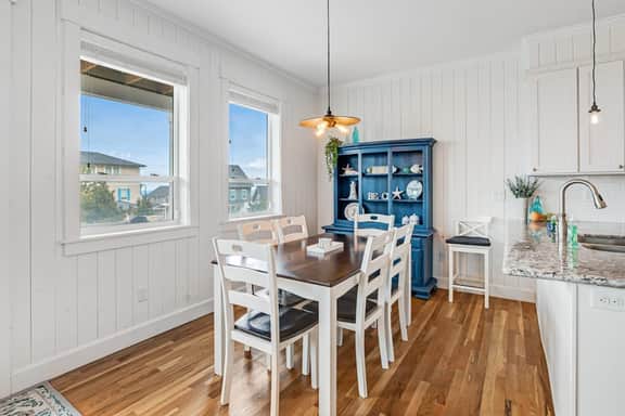 Oceanview home with WiFi washer dryer gas fireplace balcony