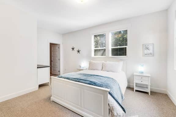 Oceanview home with WiFi washer dryer gas fireplace balcony