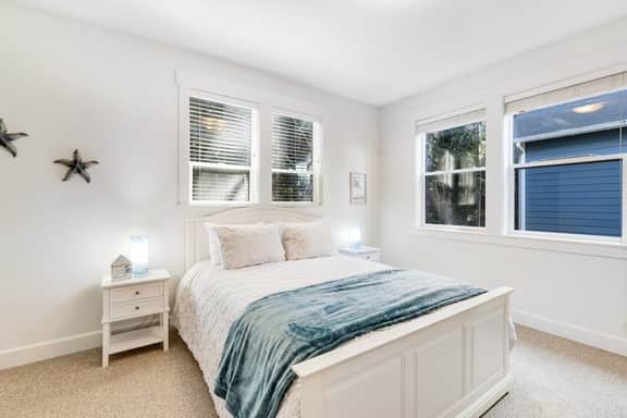 Oceanview home with WiFi washer dryer gas fireplace balcony
