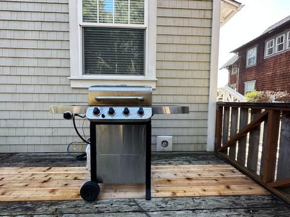Beautiful home with peek a boo beach views patio with hot tub and firepit WiFi