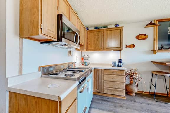 Beachfront dog friendly studio with amazing Proposal Rock view steps to the sand